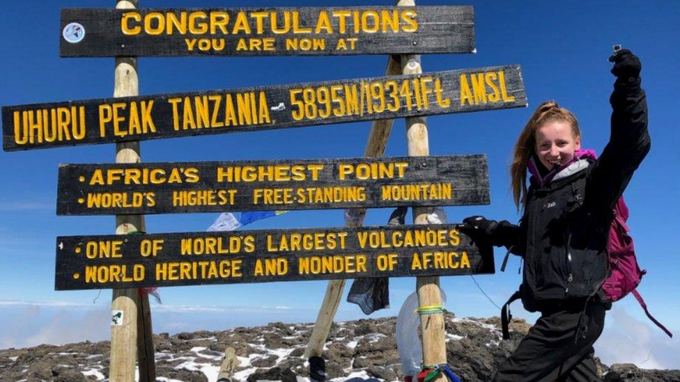 Tesni Francis-Parker ar gopa Kilimanjaro