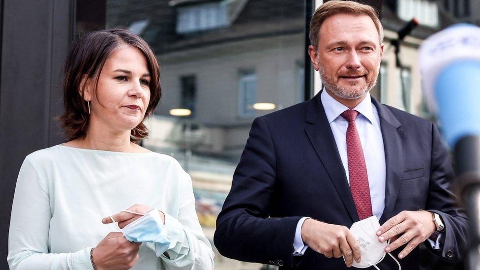 Christian Lindner (R), lead candidate of the German Free Democrats (FDP) and Green party (Die Gruenen) co-chairwoman Annalena Baerbock