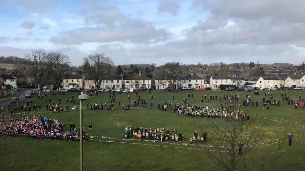 Children watch Fling Scotsman