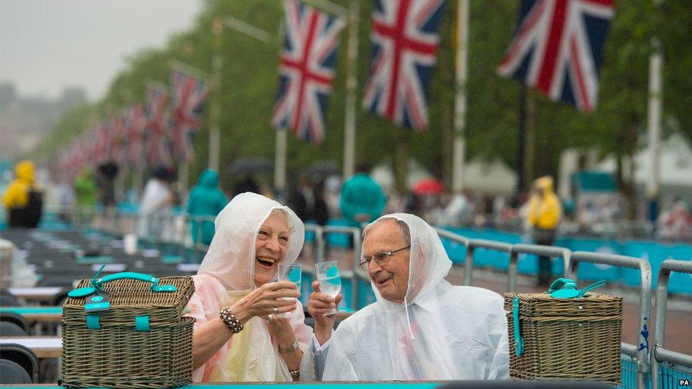 Couple toast the Queen while sat on The Mall