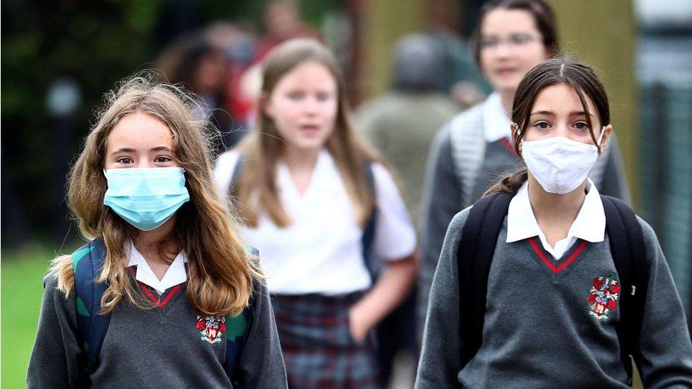 school pupils with masks.