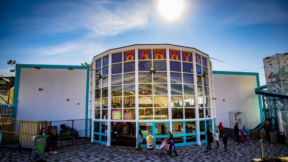 The front entrance of Barry's Amusements