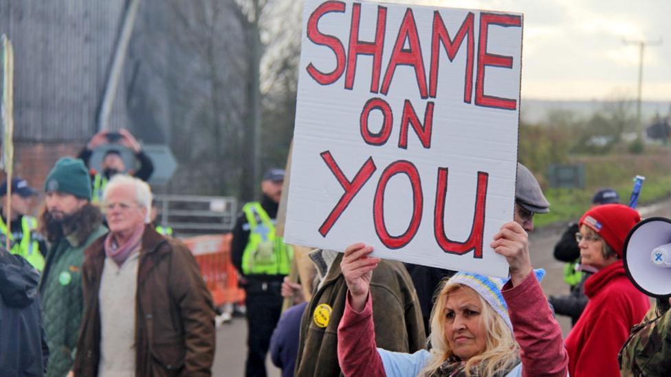 UK Fracking: Hundreds attend Sheffield protest - BBC News