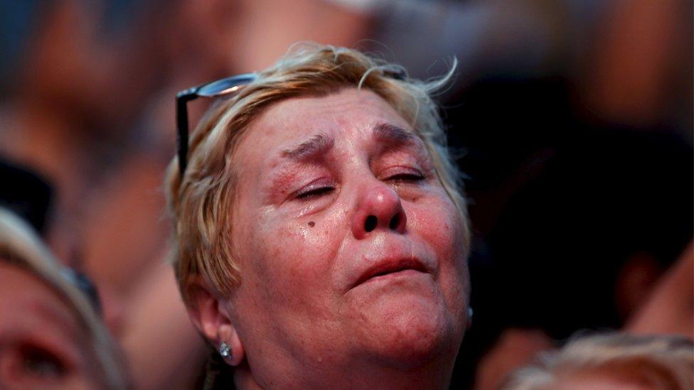 A supporter of Argentina's President Cristina Fernandez de Kirchner cries outside the Casa Rosada Presidential Palace in Buenos Aires, Argentina (9 December 2015)