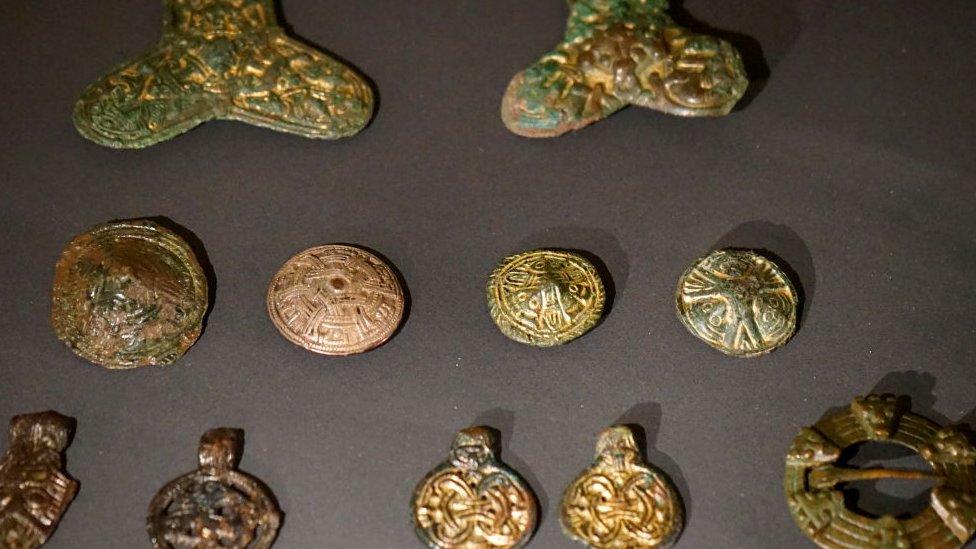 9th Century women's brooches