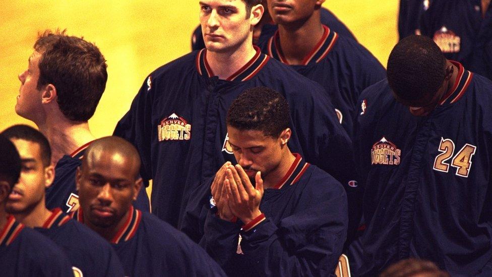 Mahmoud Abdul-Rauf prays during the national anthem