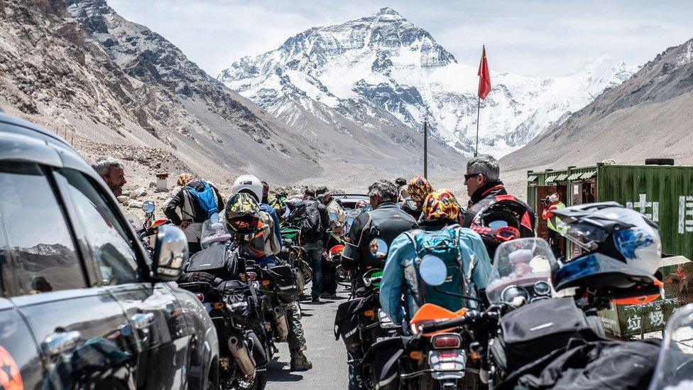 riders at China border