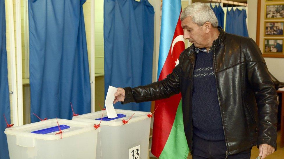 Man votes in Baku - 1 November