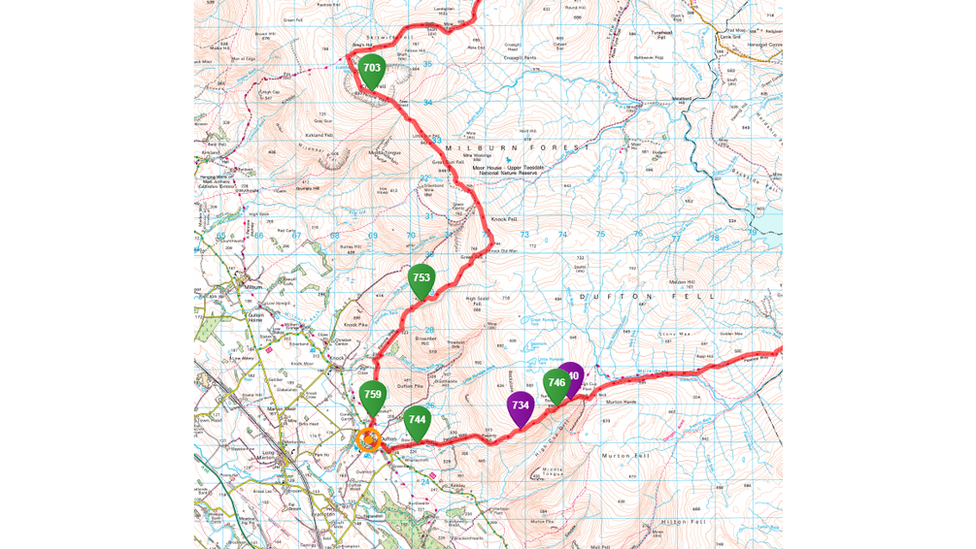 Y Cymro, rhif 703, y gwibio o flaen y rhedwyr eraill trwy'r Pennine Way