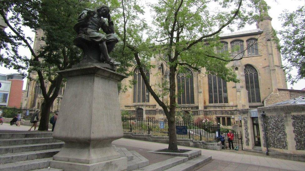 Statue of thinker, Sir Thomas Browne, Hay Hill, Norwich