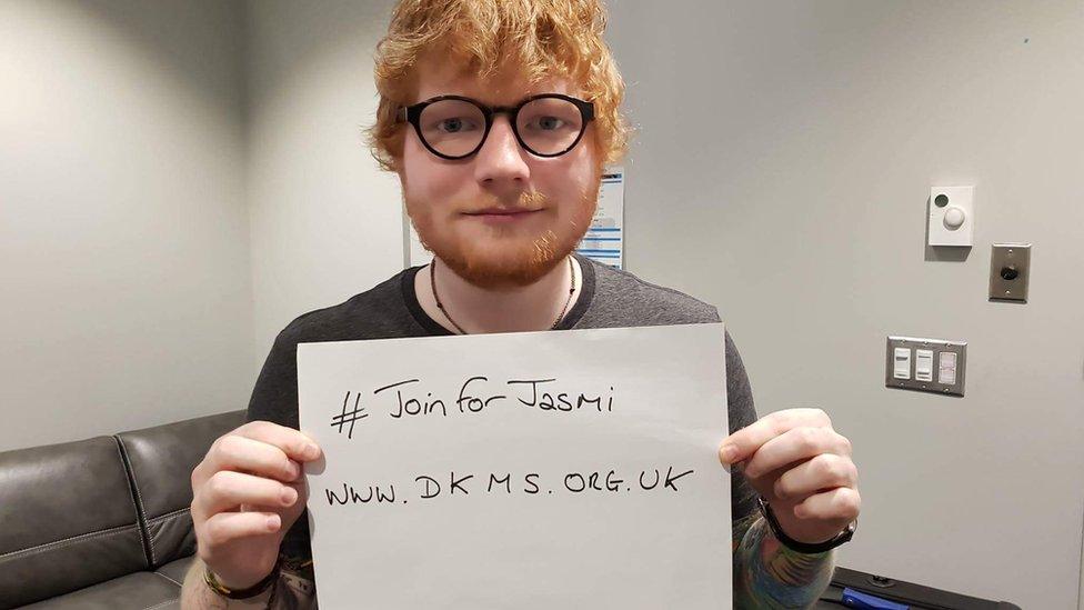 Ed Sheeran holds up the #John for Jasmi poster