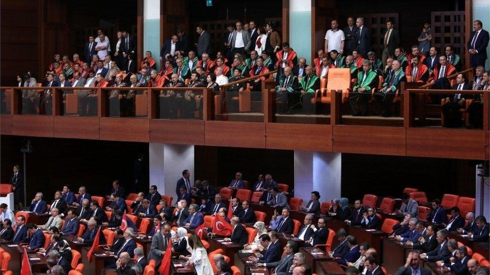 Turkish Prime Minister Binali Yildirim and lawmakers attend an extraordinary assembly at the parliament in Ankara (16/07/2016)