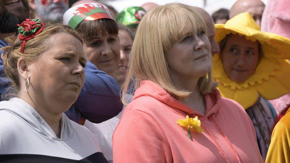 Sarah Lancashire (centre)