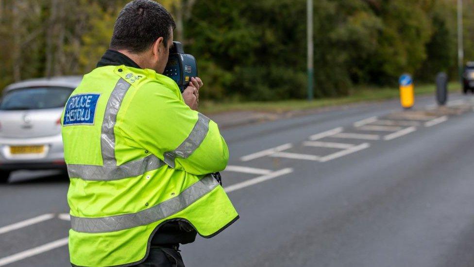 Plismon yn monitro cyflymder cerbydau