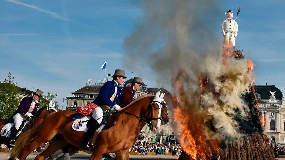 Members of a guild riding horses around the Boeoegg