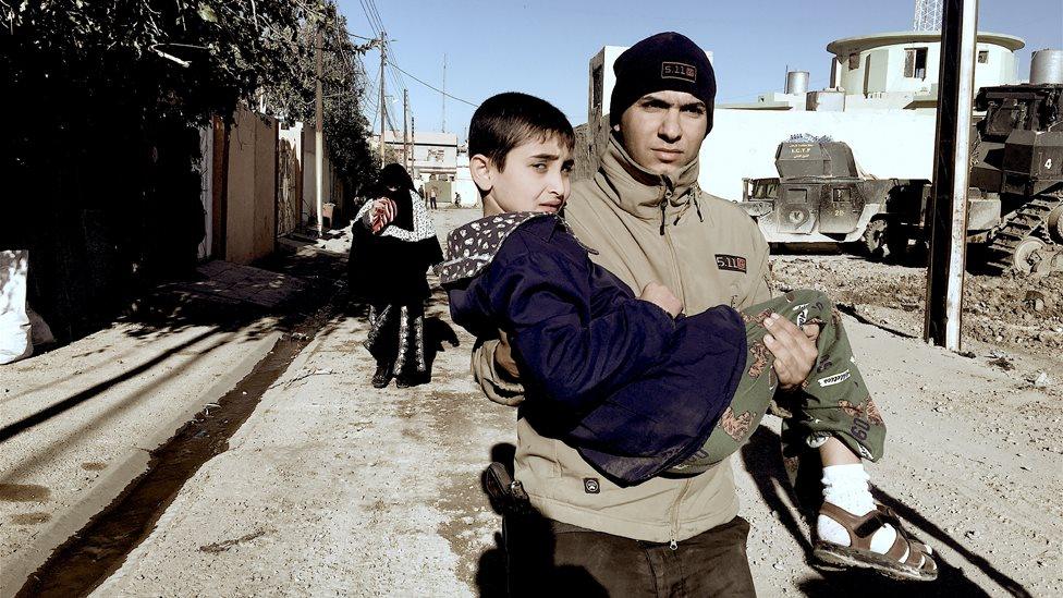 An injured boy is carried by a soldier to a clinic Mosul (21 November 2016)