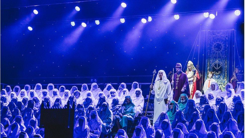 Cyrraedd y Pafiliwn ar gyfer prif seremoni'r diwrnod // Spotlight falls on the Gorsedd as they make their way to the stage for the main ceremony