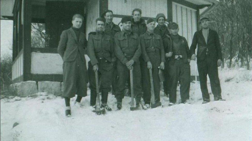 Prìosanaich aig Stalag IXc a’ falbh dhan choille a ghearradh “biorain” mar a bh’ aca fhèin orra airson geamaichean camanachd anns a' champa, 1942.