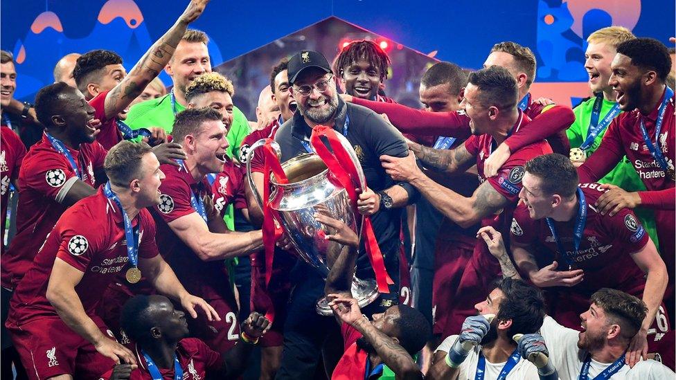 Jurgen Klopp lifts Champions league trophy.