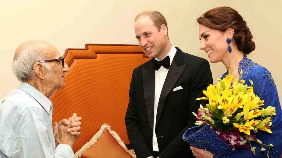 Prince William, Duke of Cambridge (centre) and Catherine, Duchess of Cambridge (right) speak with Boman Kohinoor (left) during a meeting in Mumbai (10 April 2016)