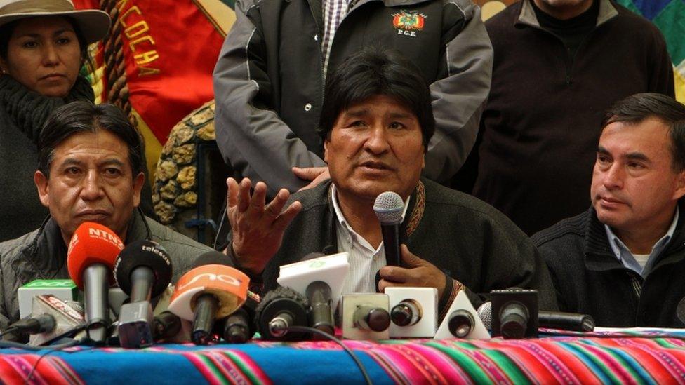 Bolivian President Evo Morales (C) speaks during a press conference accompanied by Bolivian minister of Foreign Affairs David Choquehuanca (L) and Presidency Minister Juan Ramon Quintana (R) at the infantry regiment 4 LOA near the Silala river in Bolivia, 29 March 2016.