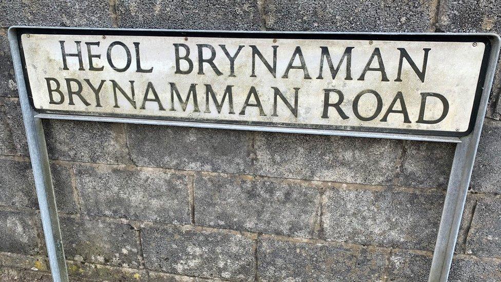 Arwydd ffordd 'Heol Brynaman' a 'Brynamman Road'