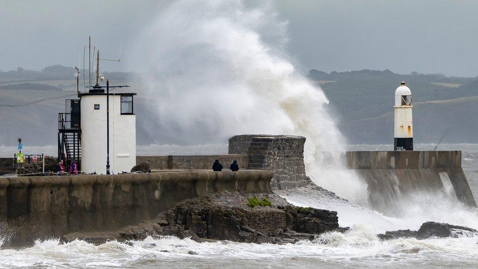 Storm Antoni yn taro Porthcawl