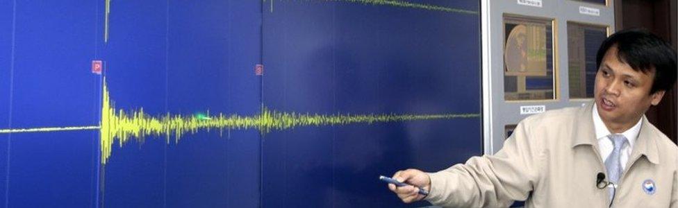 South Korea official in Seoul display seismic waves generated by the underground test (25 May 2009)