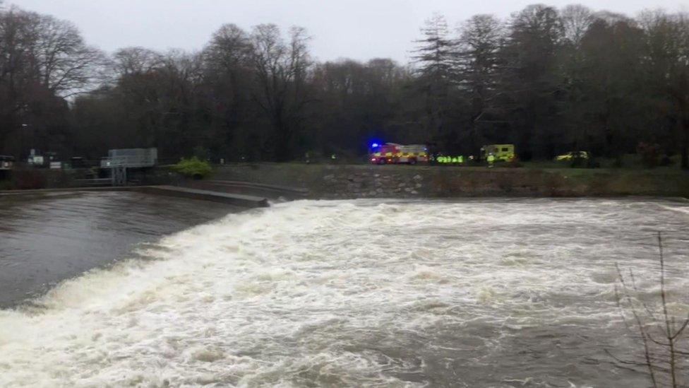 Roedd y gwasanaethau brys i'w gweld ger Afon Taf yn ardal Pont Blackweir fore Sul