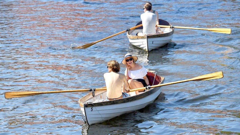 tourists-on-boat.