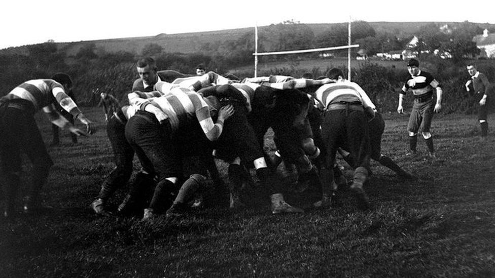 Sgrym ar gae rygbi tu allan i Gaerfyrddin