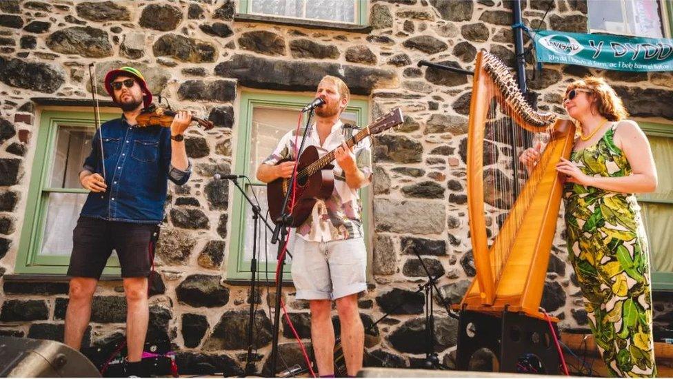 Gwilym Bowen Rhys ac offerynwyr yn Sesiwn Fawr Dolgellau