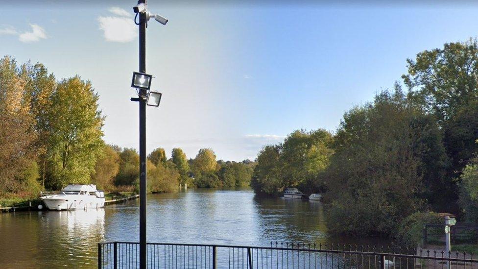 River Thames at Scours Lane