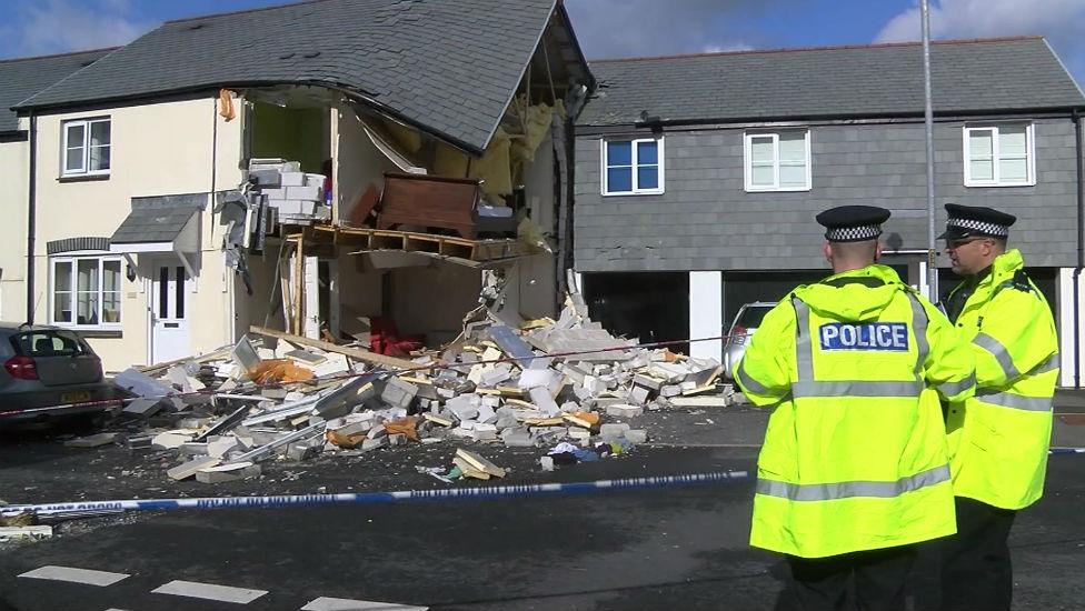 Cornwall house explosion 'treated as suspicious' - BBC News