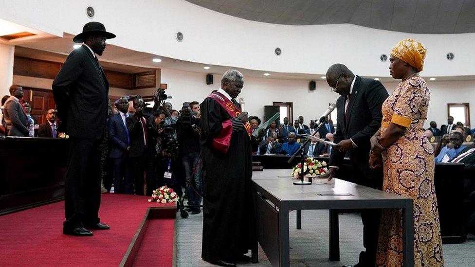 Riek Machar (r) takes the oath of office in front of President Salva Kiir and Chief Justice Chan Reech Madut, at the State House in Juba, South Sudan, February 22, 2020