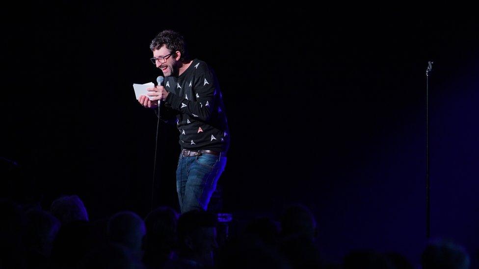 Mark Watson yn perfformio