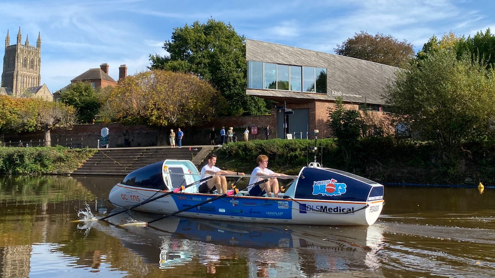 Matt Bladen and George Farmiloe rowing