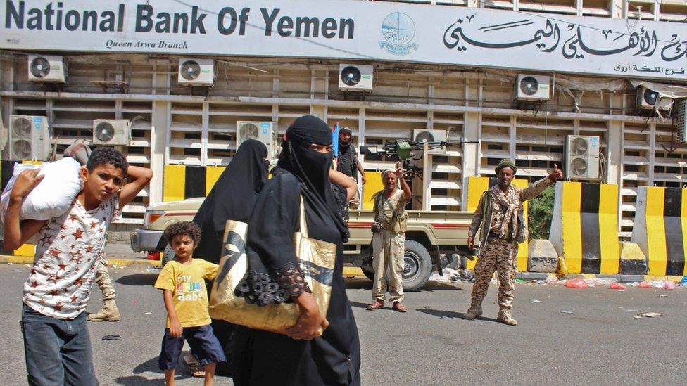 Separatist fighters patrol the Old City of Aden, Yemen, (30 January 2018)