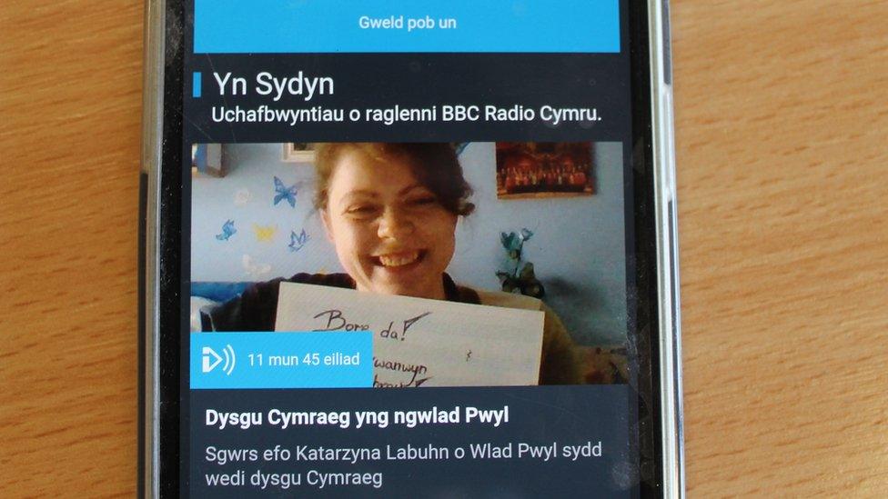 Mae 'na gynnydd yn nifer y bobl sy'n gwrando ar Radio Cymru trwy ddyfeisiadau symudol