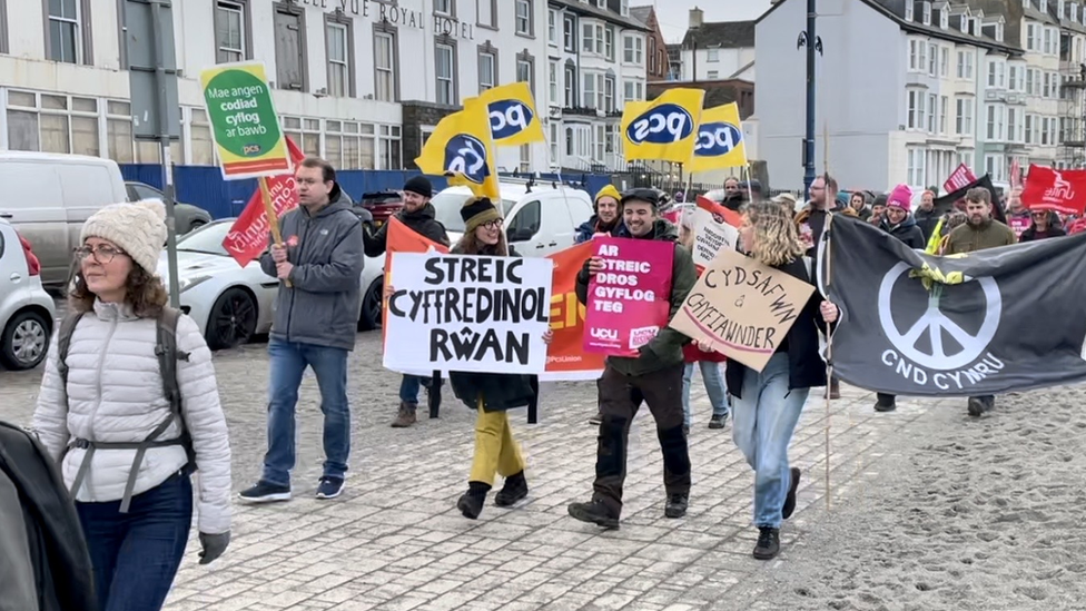 Aelodau o Undeb y PCS yn gweithredu yn Aberystwyth ddydd Mercher