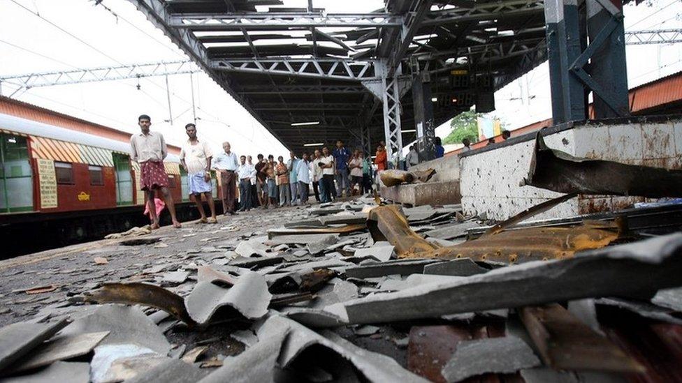 मुंबई लोकल ट्रेन ब्लास्ट केस: 19 साल बाद सभी दोषी बरी,घटना में 180 लोग मारे गए थे Khaber Aaj Ki 