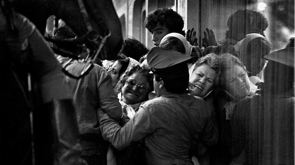 Madres de Plaza de Mayo try to pass through a police cordon during the second Resistance March for their missing sons and daughters, in December 1982