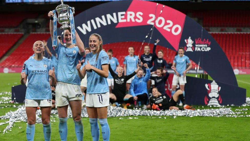 Sam Mewis (centre) celebrates winning the FA Cup with Georgia Stanway (left) and Janine Beckie (right)