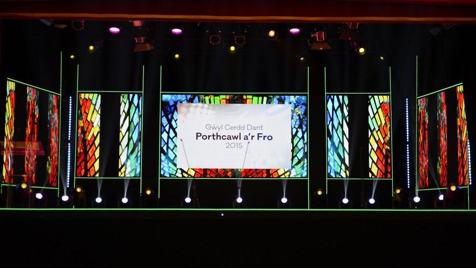 Mae'r llwyfan yn barod!