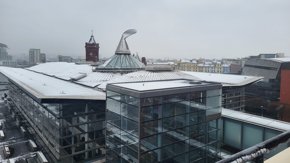 Y Senedd yng Nghaerdydd wedi ei orchuddio