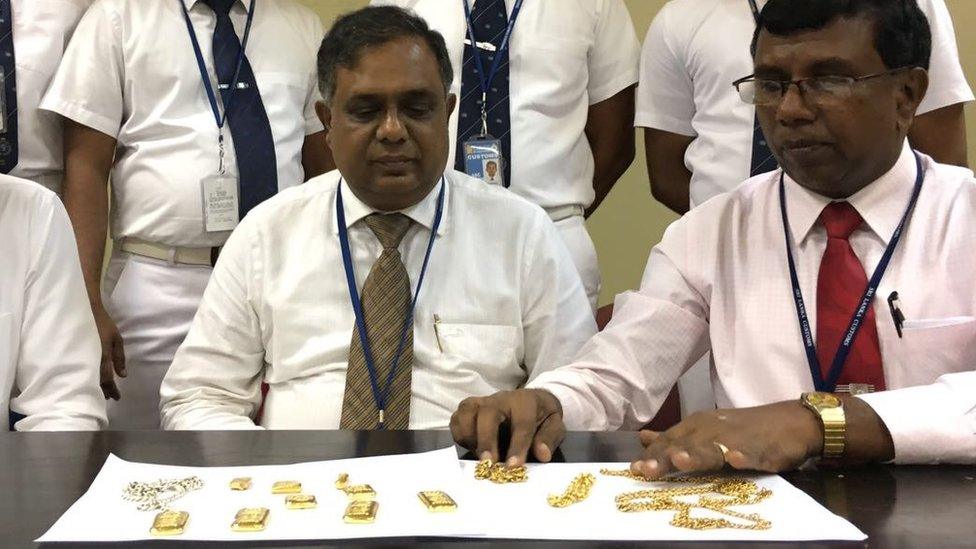 Sri Lankan officials presenting the smuggled items