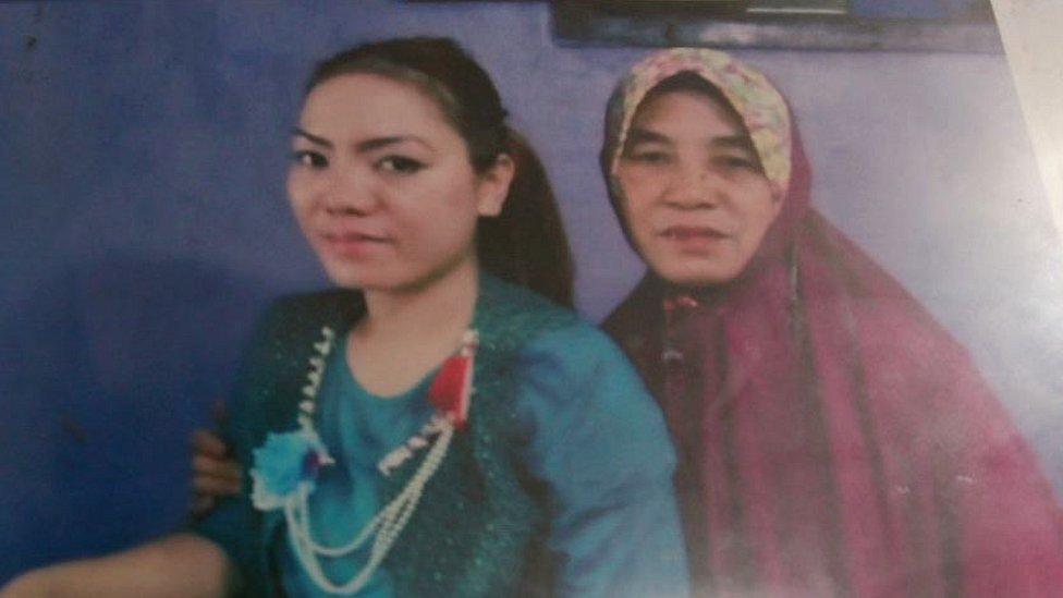 Picture of Indonesian dangdut singer Irma Bule with her mother Encum