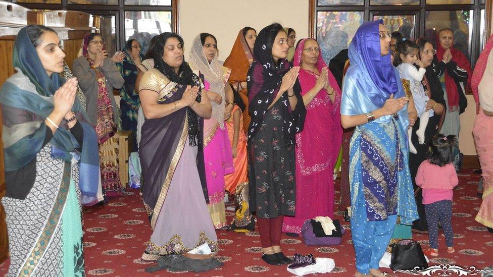 female Hindu worshippers