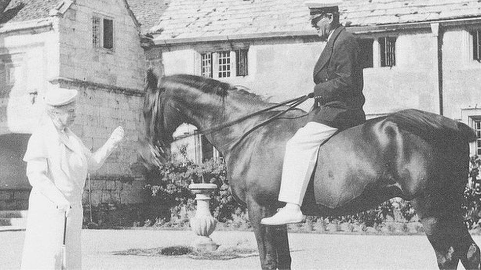 Warrior and Gen Seely met Queen Mary, the wife of George V