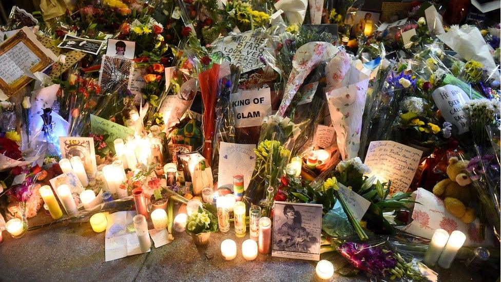 Fans tributes outside Bowie's home in New York